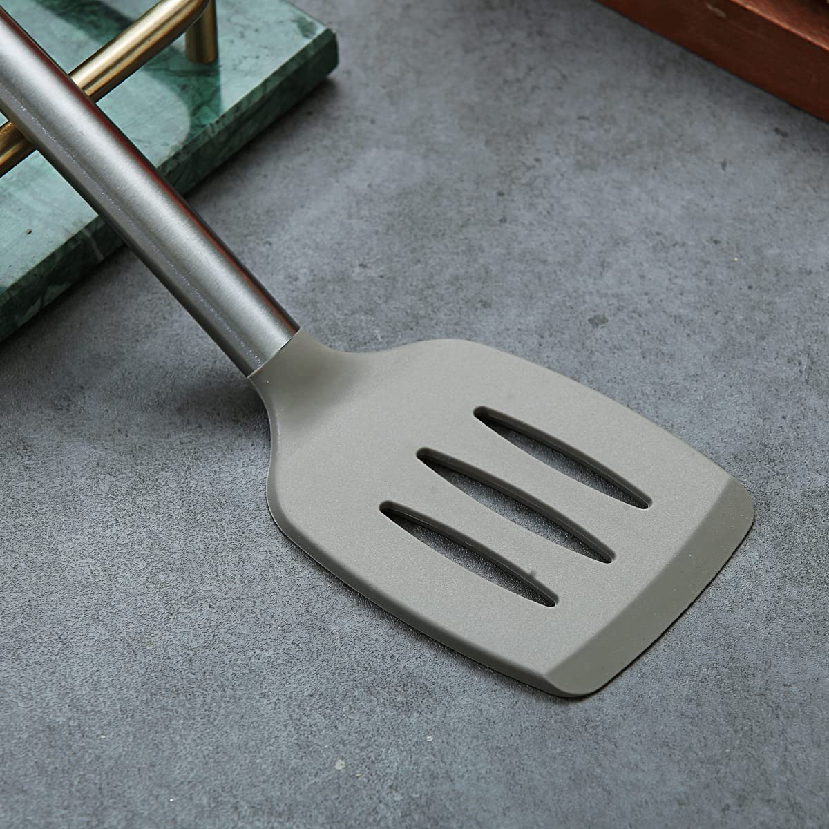 Berglander Non-Stick Silicone Slotted Turner Turner Kitchen/Barbecue Spatulas, Dishwasher Safe, Easy to Clean 1PC